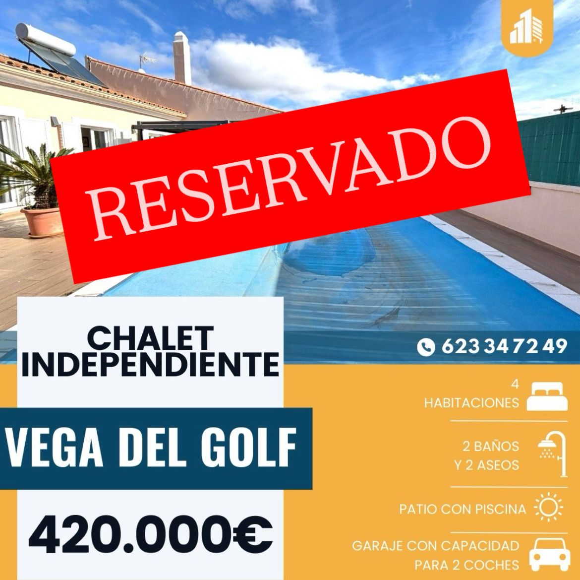 ‼️ EN VENTA CHALET INDEPENDIENTE EN LA VEGA DEL GOLF‼️ 4 dormitorios dobles con armario empotrado(uno de ellos con baño en suite y otros 3 con acceso a la piscina),garaje para 2 coches con puerta automática, piscina 8x4 con baño y zona de barbacoa, salón comedor con acceso a la terraza acristalada, 2 baños completos, 2 aseos, aire centralizado frio y calor, cocina con office y acceso a la piscina,porche delantero, patio trasero, terraza acristalada con cristal de seguridad, 13 placas fotovoltaicas para luz,2 placas térmicas para agua, ventanas oscilobatientes con persianas mallorquinas y mosquiteras.........  